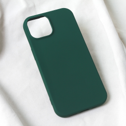 Futrola Teracell Soft Velvet za iPhone 15 tamno zelena.
