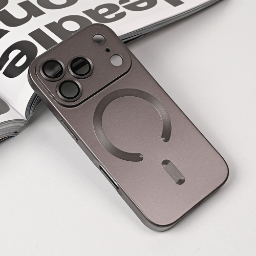 Futrola Magsafe Chrome za iPhone 17 Pro siva.